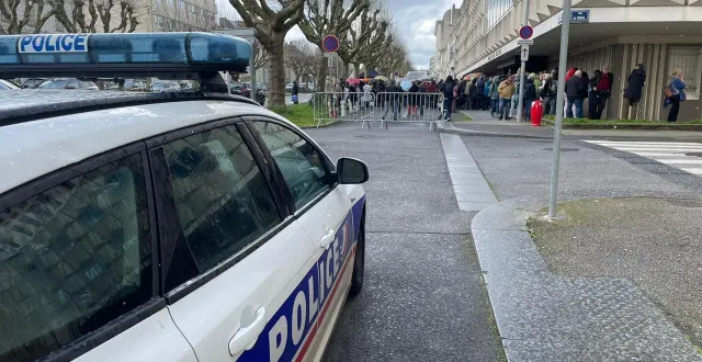 photo  environ 200 personnes sont rassemblées devant le tribunal judiciaire de la roche-sur-yon en soutien à l’ancien orl suspecté d’avoir délivré 89 faux certificats vaccinaux.  &copy;  ouest-france 