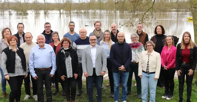 photo  le maire sortant mickaël jousset, au centre, brigue un second mandat et emmène la liste ensemble pour feneu.  &copy;  document remis 