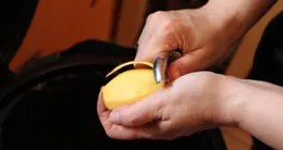 Info insolite  un record du monde a été établi au mont-dore (puy-de-dôme) avec la préparation d’une truffade de plus de 380 kg, samedi 7 mars 2026. photo d’illustration. 