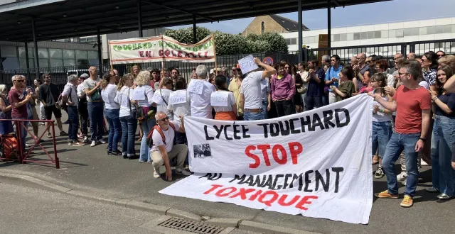 photo  une manifestation avait été organisée en juin 2025 pour réclamer le départ de jean-françois bourdon, proviseur du lycée touchard-washington, au mans (sarthe).  &copy;  archives ouest-france 