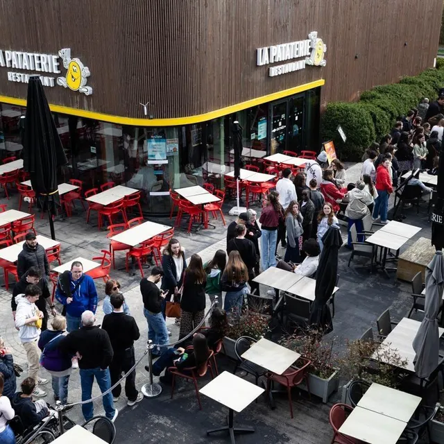 Des centaines de personnes ont pris place dans la longue file d’attente. CO-REGINE LEMARCHAND photo des centaines de personnes ont pris place dans la longue file d’attente. © co-regine lemarchand
