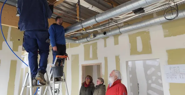 photo  andré trottet et deux de ses conseillers visitent le chantier de la maison médicale.  &copy;  ouest-france 