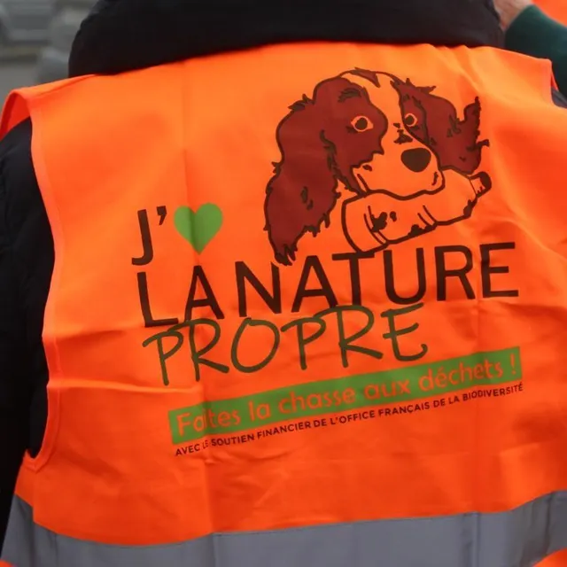 photo evelyne domet, maire déléguée de vrigny est venue prêter main-forte à cette opération matinale.  ©  ouest-france