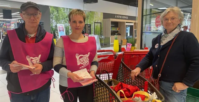 photo  les bénévoles se sont relayés durant deux jours dans les magasins comme ici à l’entrée d’intermarché argentan.  &copy;  ouest-france 
