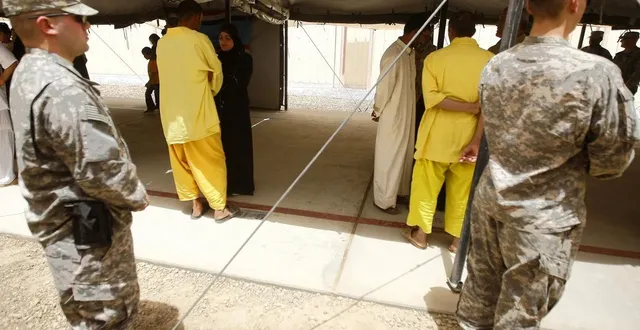 photo  des soldats américains montent la garde dans le centre de détention de camp cropper (ici photographié en 2009) que les cinq jeunes venus de france ont rejoint ces derniers jours.  &copy;  ahmad al-rubaye / afp 