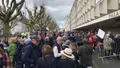 photo  environ 200 personnes sont rassemblées devant le tribunal judiciaire de la roche-sur-yon en soutien à l’ancien orl suspecté d’avoir délivré 89 faux certificats vaccinaux. 