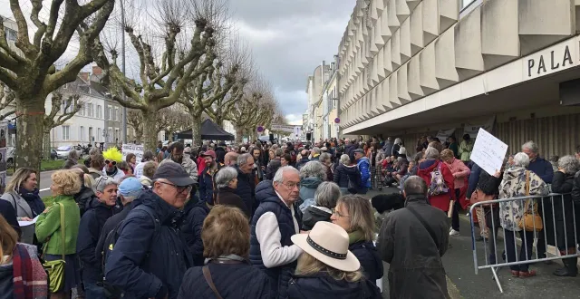 photo  environ 200 personnes sont rassemblées devant le tribunal judiciaire de la roche-sur-yon en soutien à l’ancien orl suspecté d’avoir délivré 89 faux certificats vaccinaux.  &copy;  ouest-france 