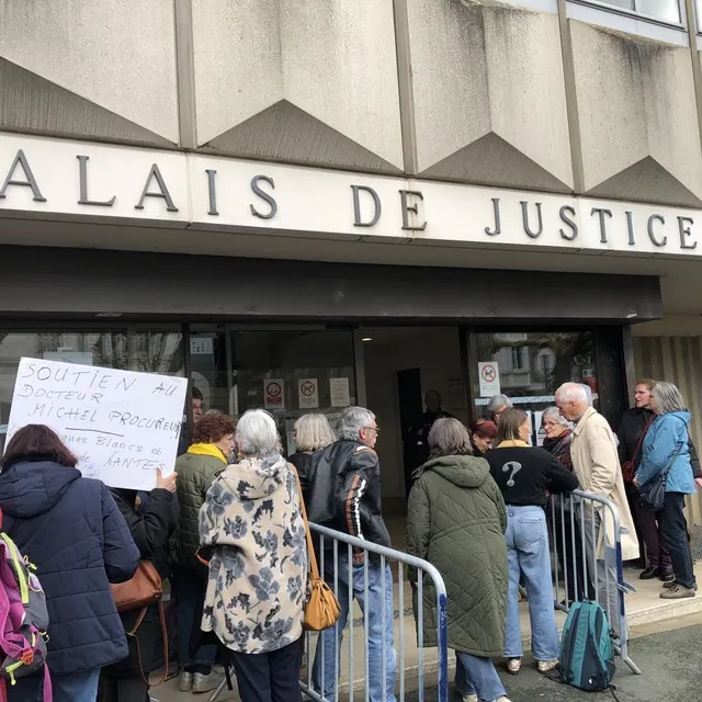 photo manifestation devant le palais de justice de la roche-sur-yon (vendée) en soutien à michel procureur.  ©  ouest-france