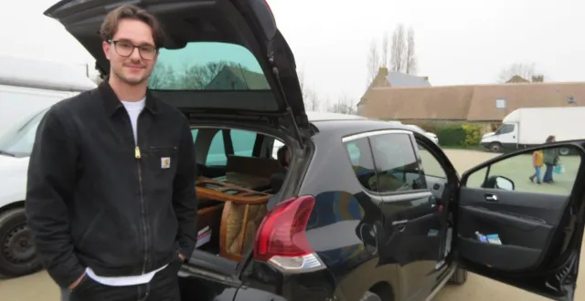 photo  léo a trouvé la table qu’il cherchait à la vente d’emmaüs.  &copy;  le maine libre 