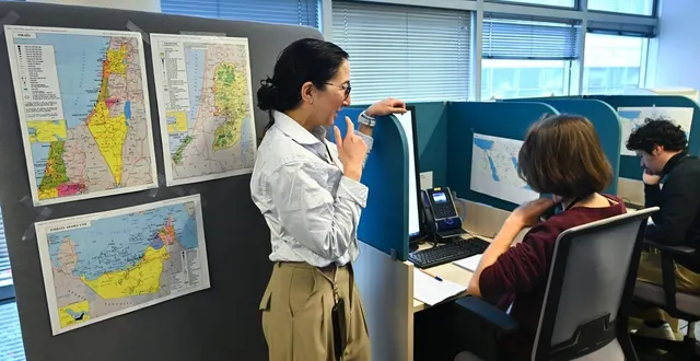 photo  au centre de crise du ministère des affaires étrangères, à nantes. les cellules d’écoute sont parsemées de cartes du moyen-orient.  &copy;  franck dubray / ouest france 