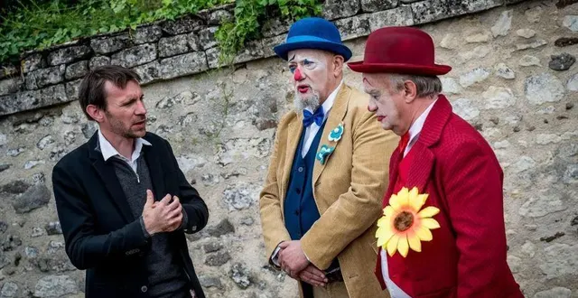 photo  léopold bellanger, charlélie couture et dominique pinon, lors du tournage du court-métrage « excusez-moi » à marcé-sur-esves (sud touraine) en mai 2024.  &copy;  fabien garou 