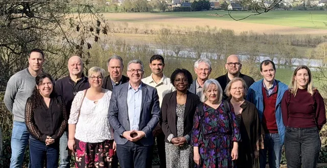 photo  michel morineau et une partie des colistiers de construire ensemble montreuil-juigné, liste qui briguera un mandat dimanche prochain.  &copy;  construire ensemble montreuil-juigné 