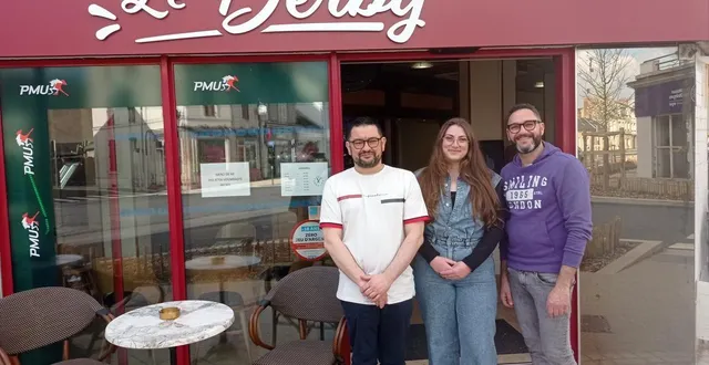 photo  françois metro et jean-philippe cheneau, les deux nouveaux gérants du derby, en compagnie de sandy, leur salariée.  &copy;  ouest-france 
