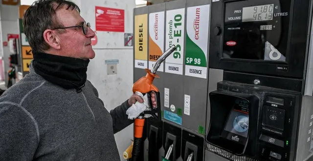 photo  un automobiliste fait son plein dans une station-service à caen (calvados), le 5 mars 2026.  &copy;  martin roche / ouest-france 