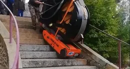 photo  s’il facilite grandement le travail des �quipes de l’atelier du piano, � lannion�(c�tes-d’armor), le monte-escalier sur chenilles fait aussi le r�gal des internautes. 
