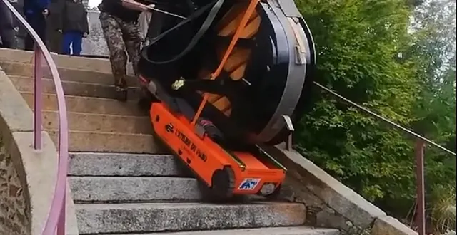 photo  s’il facilite grandement le travail des équipes de l’atelier du piano, à lannion (côtes-d’armor), le monte-escalier sur chenilles fait aussi le régal des internautes.  &copy;  capture d’écran l’atelier du piano 