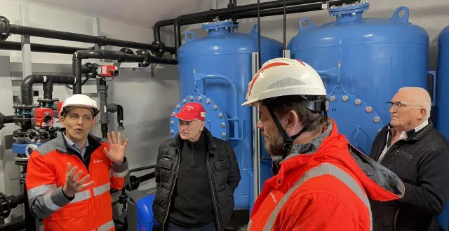 photo  jean-yves rigouin (à droite) lors de l’inauguration de l’adoucisseur d’eau du syndicat d’eau intercommunal d’eau potable.  &copy;  ouest-france 