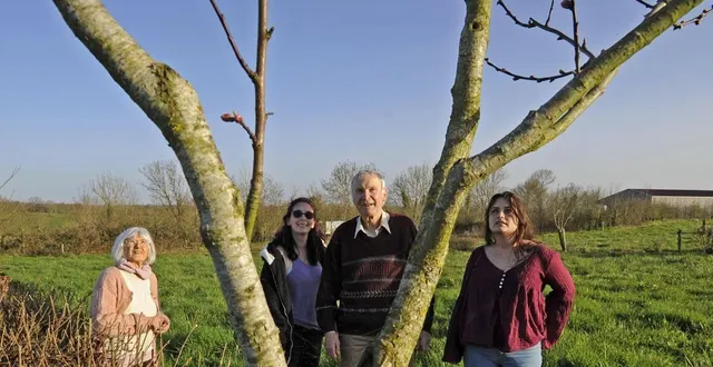 photo  marie-hélène pillet et jean-marc babout s’apprêtent à transmettre leurs dix hectares à vanessa mathurel (au centre) et à julie roy (à droite). « on cherchait des profils en phase avec l’agroécologie que nous défendons et en ça, notre souhait est pleinement exaucé », se réjouit le couple.  &copy;  co - christophe bernard 