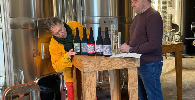 photo  dominique hutin et damien boudeau, en pleine réflexion lors de l’assemblage de la cuvée du muscadet du voyage, qu’ils ont imaginée.  &copy;  le voyage à nantes 