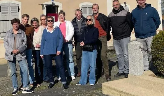 photo  les onze candidats de la liste « transparence, proximité, action pour sarcé ».  &copy;  le maine libre 