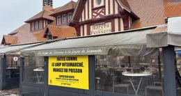 Info insolite  l’affiche jaune sur le marché aux poissons attire l’œil des passants à trouville-sur-mer (calvados). 