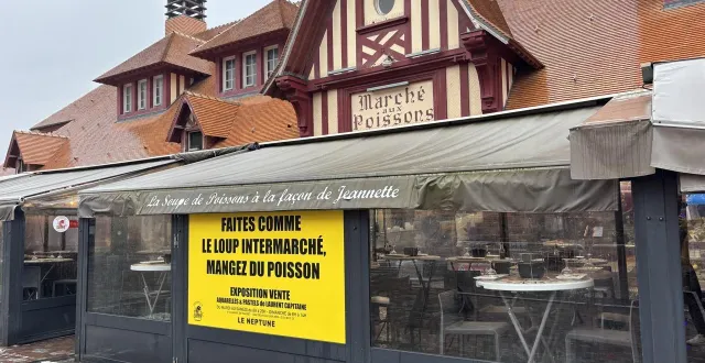 photo  l’affiche jaune sur le marché aux poissons attire l’œil des passants à trouville-sur-mer (calvados).  &copy;  ouest-france 