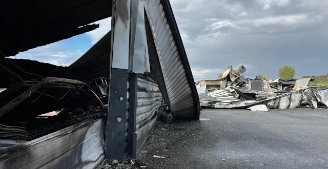 photo  grézillé, lundi 9 mars 2026. le bâtiment de maison chartier, où est fabriqué du mobilier haut de gamme depuis près de trente ans, a été complètement détruit par le feu en fin de semaine dernière.  &copy;  co 
