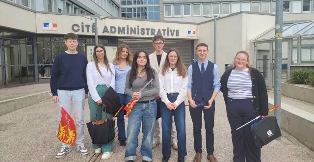 photo  les lycéens sont tous repartis avec des lots offerts par la région normandie. de gauche à droite : elouan, chloé, anne-zoé, elisa, aubin, philaé, jules et chloé.  &copy;  ouest-france 