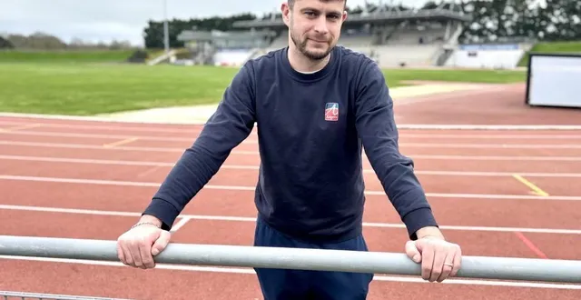 photo  angers, stade josette-et-roger-mikulak, 9 mars 2026. sonny gauchet, 28 ans, agent d’entretien et de maintenance au complexe sportif du lac-de-maine, a participé vendredi dernier à une magnifique chaîne de survie après l’arrêt cardiaque d’un runner, survenu à cet endroit précis de la piste.  &copy;  co – anthony pasco 