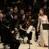 photo la soprano norvégienne annika synnøve beinnes sous les applaudissements du chef sascha goetzel.