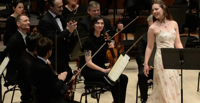 photo  la soprano norvégienne annika synnøve beinnes sous les applaudissements du chef sascha goetzel.  &copy;  photo co jérôme hurstel 