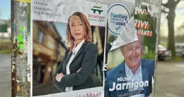 Info insolite  à pontivy (morbihan), les candidats aux élections municipales disposent de l’affichage libre pour coller leurs affiches. 