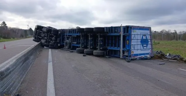 photo  l'intervention de redressage du camion accidenté ce lundi 9 mars 2026 aura duré près de neuf heures.  &copy;  cofiroute 