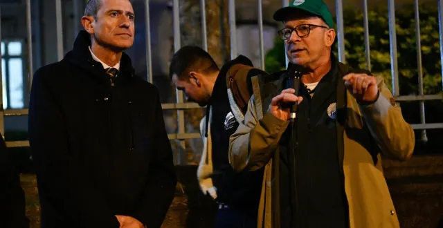 photo  le 11 décembre 2025, le préfet de bretagne franck robine (à gauche) avait échangé avec les représentants de la fnsea, le syndicat agricole qui venait de déverser des bottes de paille devant la préfecture à rennes.  &copy;  archive elsa rancel / ouest-france 