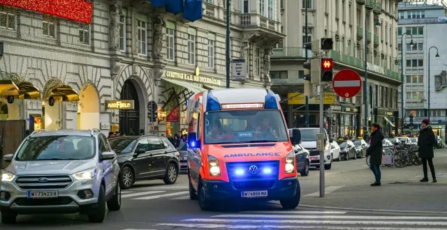 photo  en france ou dans d’autres pays, comme ici en autriche, les véhicules d’urgence peuvent enfreindre le code de la route, à condition de ne pas mettre en danger l’intégrité des autres usagers.  &copy;  photo d’illustration : ceri breeze/getty images 