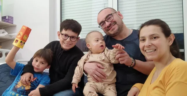 photo  sandra ramos, son époux adolfo soto, et trois de leurs fils : aaron, leonardo et le petit kael.  &copy;  photo transmise par sandra ramos 