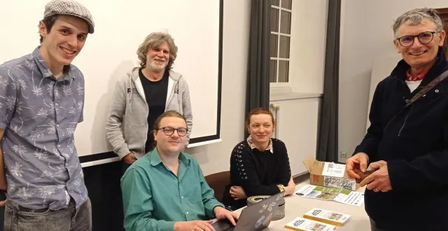 photo  thibault leroyer, pascal pioline, maël béné et diane doledec, instigateurs d’un collectif pour une sécurité sociale alimentaire dans le domfrontais lors d’échanges avec le public en fin de réunion.  &copy;  ouest-france 