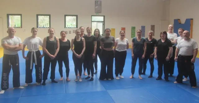 photo  samedi, le stage de krav maga, organisé par samuel fresnet, à gauche, était réservé aux adeptes féminines.  &copy;  ouest-france 