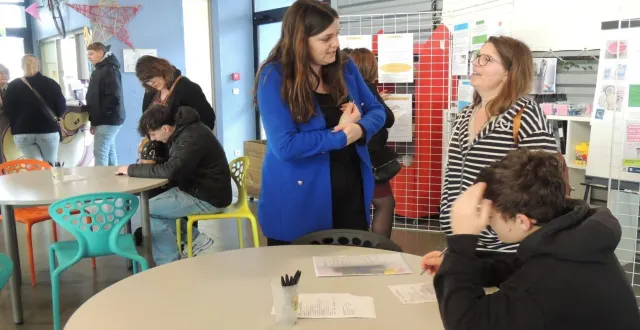 photo  lucie janvier à l’écoute des demandeurs lors d’une précédente matinée job d’été.  &copy;  archives ouest-france. 