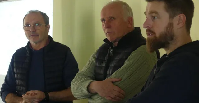 photo  thierry grosbois et alain paumard, de la miellerie collective des apiculteurs amateurs de l’anjou bleu, et aurélien colas.  &copy;  co 