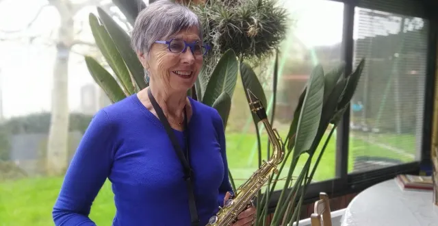 photo  brigitte cochard joue du saxophone depuis 1967.  &copy;  co 