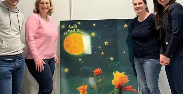 photo  les parents présentant le logo de l’école avant son installation au portail d’entrée.  &copy;  co 