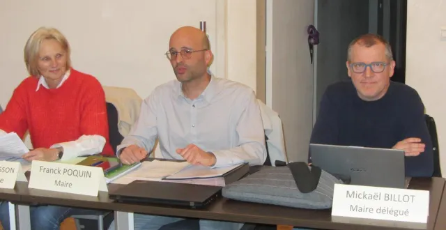 photo  annie-claude besson, aux côtés du maire franck poquin, a présenté son dernier budget ébauché lors d’une réunion précédente. maire délégué de saint-léger-des-bois, mickaël billot vivait également son dernier conseil.  &copy;  co 