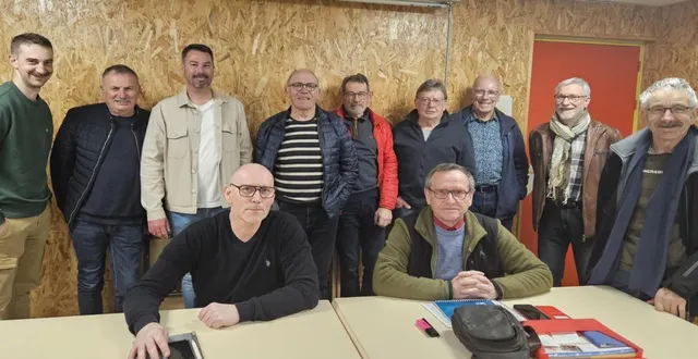 photo  assis, de gauche à droite : benoit quenquis et yannick button ; debout, les membres présents à la réunion.  &copy;  co 
