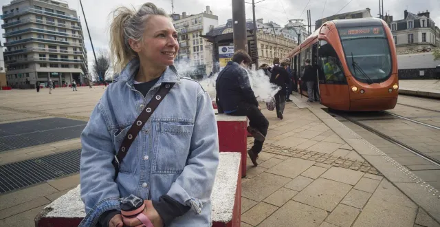 photo  peggy fait partie de ces citoyens manceaux qui se disent satisfaits des services publics proposés, notamment en matière de transports.  &copy;  photo le maine libre – denis lambert 