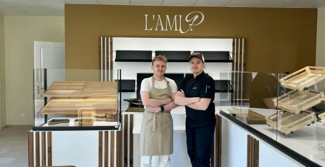 photo  mathéo et paulin, gérants de la nouvelle boulangerie-pâtisserie.  &copy;  co 