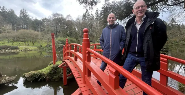 photo  maulévrier, lundi 9 mars. alain caillé, directeur du parc oriental, et didier touzé, responsable technique (de gauche à droite), ici sur le célèbre pont rouge.  &copy;  co – freddy reigner 