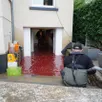 photo aux ponts-de-cé lors des dernières crues, ama dépol est intervenue dans cette maison où le sous-sol et la sortie vers le jardin étaient remplis de fuel domestique.