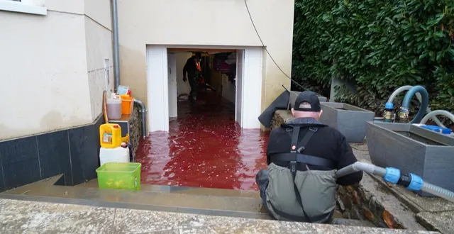 photo  aux ponts-de-cé lors des dernières crues, ama dépol est intervenue dans cette maison où le sous-sol et la sortie vers le jardin étaient remplis de fuel domestique.  &copy;  ama dépol 