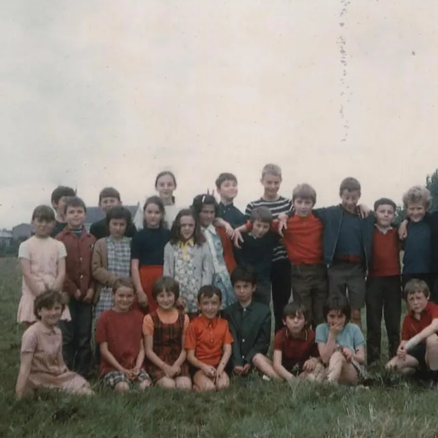 photo la classe de cm1 de lucien audoin, en 1970-71, à l’école saint-charles de saint-florent-le-vieil. 18 d’entre eux, sur 25, figurent sur la photo du samedi 7 mars 2026, prise dans la cour de l’école qui fêtait ses 100 ans.  ©  lucien audoin